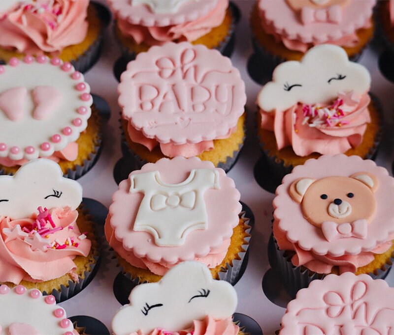 6 baby shower cupcakes